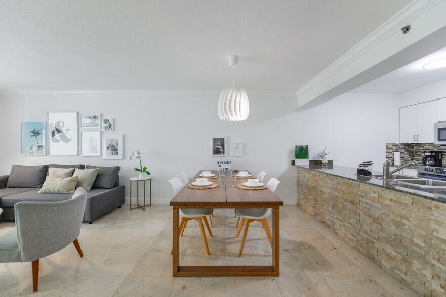 Building Photo - 1200 Brickell Bay Dr