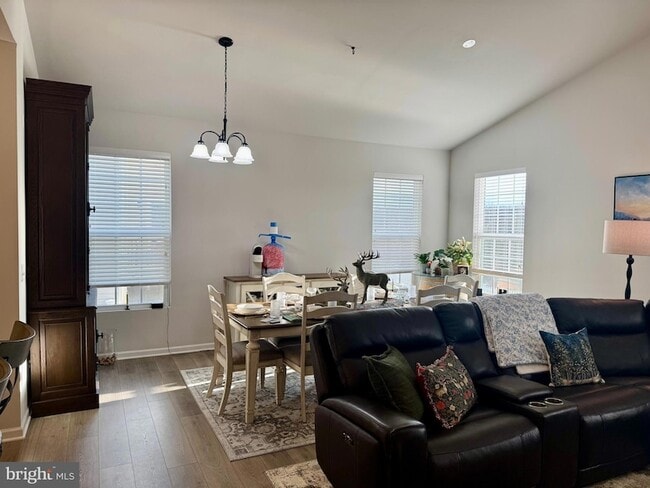 Building Photo - 100 Batik Wy