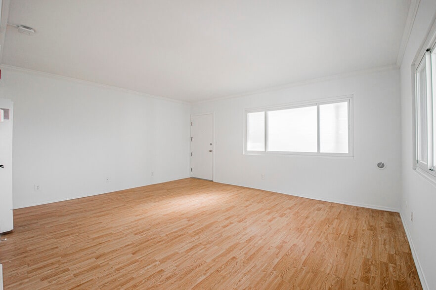 Building Photo - 5869B W 88th St