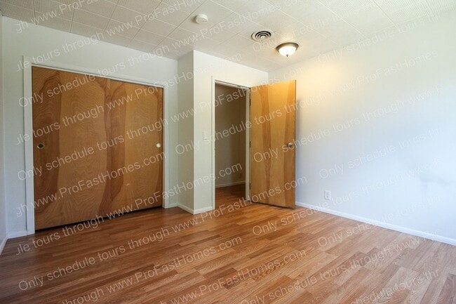 Building Photo - 160 SW Towle Ave