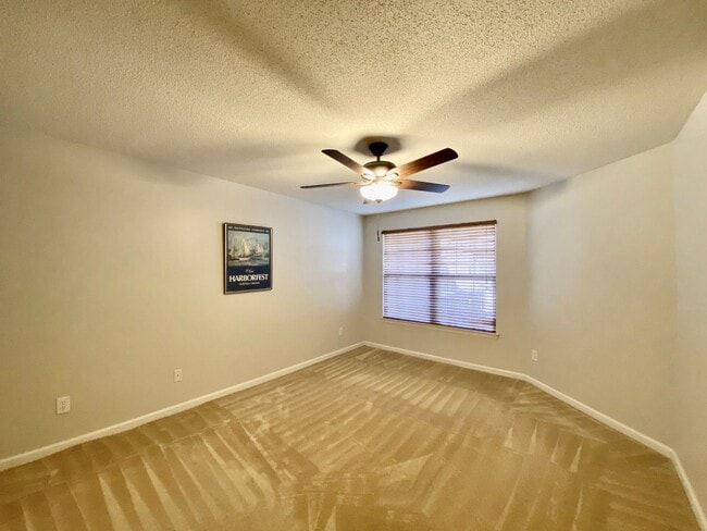 Building Photo - Super-Cute Condo! First Floor - 1-Story - Fenced Patio - Storage - Pet Friendly!