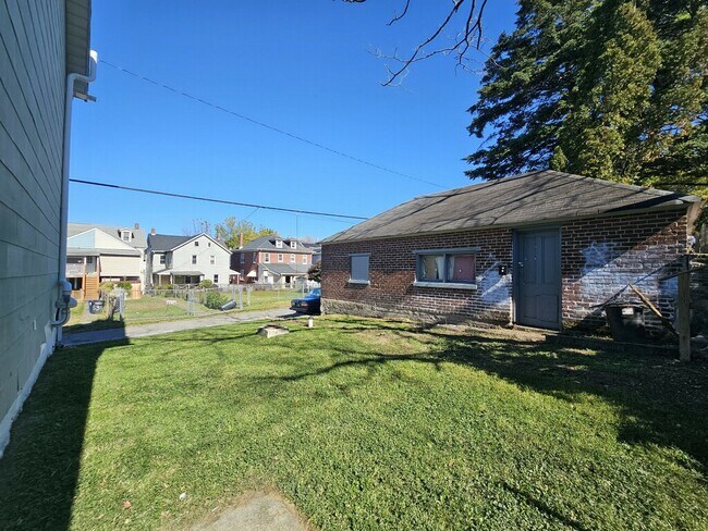 Building Photo - 830 Hoyt St