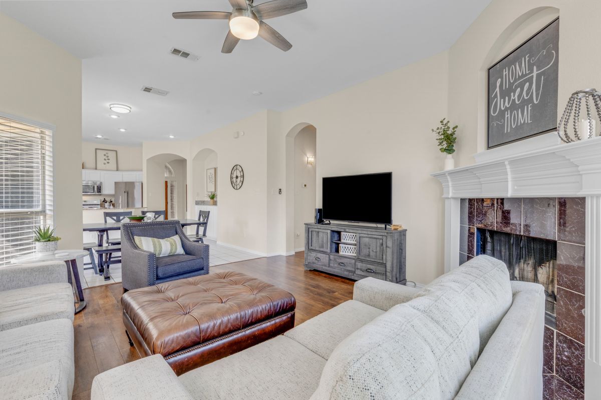 Building Photo - 1438 Royal Oaks Dr