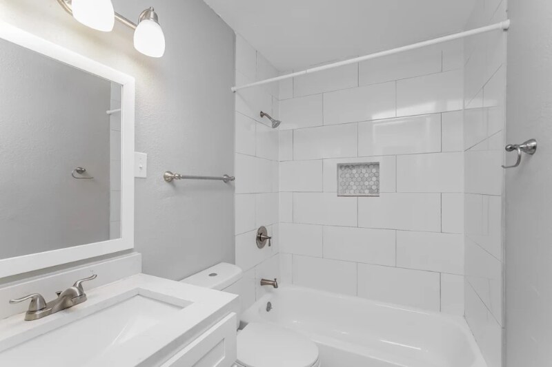 Building Photo - 5111 Royal Dr