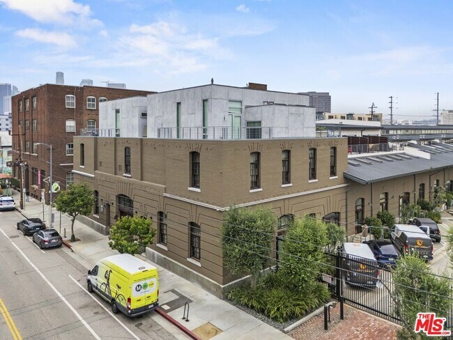 Building Photo - 940 E 2nd St