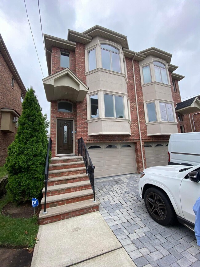 Building Photo - 436 Lawton Ave