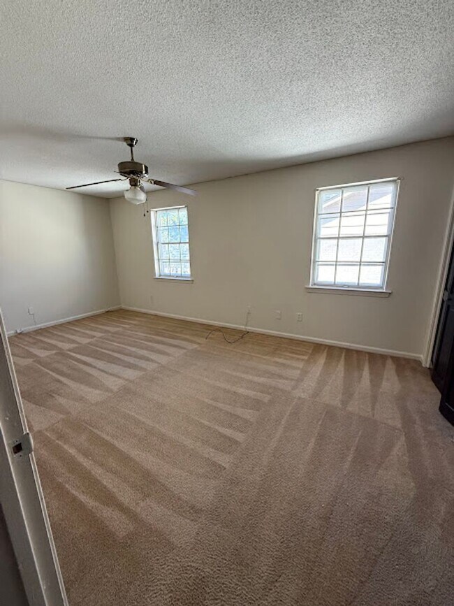 Building Photo - 497-497 Dickinson St