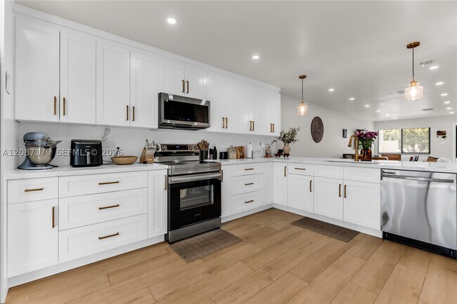 Building Photo - 2437 SW 99th Ct