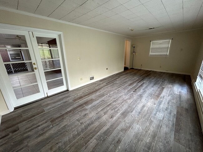 Building Photo - Charming 3/2 House in College Heights- $2,195