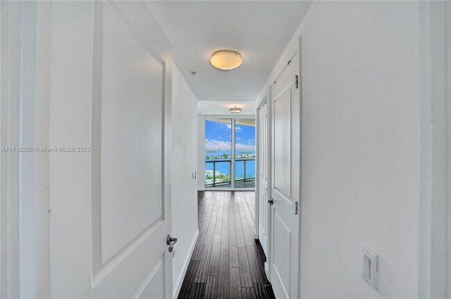 Building Photo - 480 NE 30th St