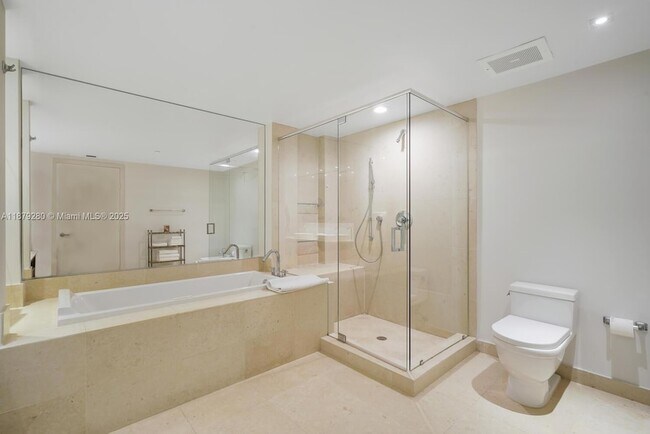 Building Photo - 495 Brickell Ave