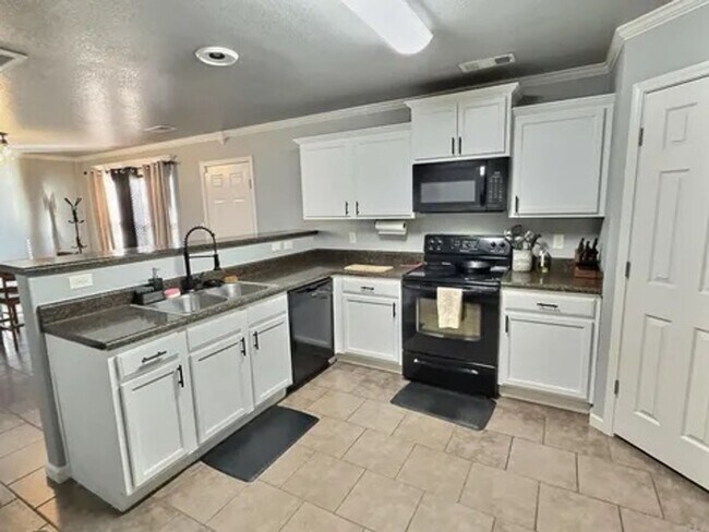 Building Photo - Great 3 Bedroom 2.5 Bathroom Cabot House