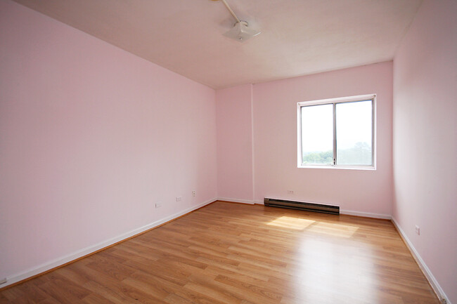 Building Photo - Student-Friendly UVA Apartment (Lease Pend...