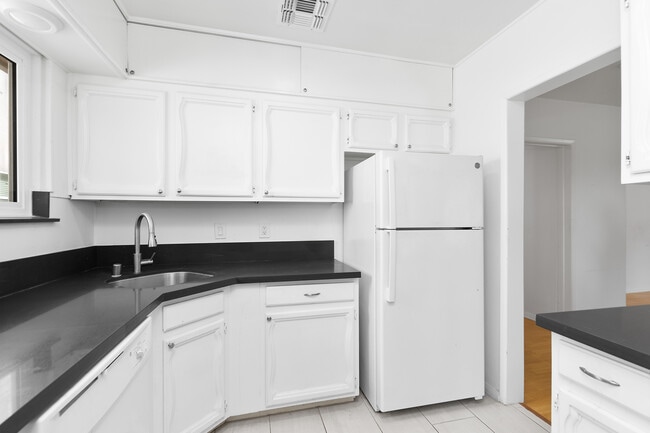 Kitchen - 836 N Fuller Ave