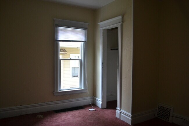 Building Photo - 5 Bed 3 Bath House