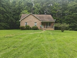 Building Photo - 3 bedroom home on private lot