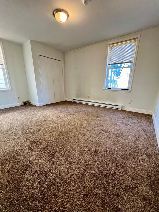 Building Photo - Stunning 2-Bedroom Apartment in Frankford!...