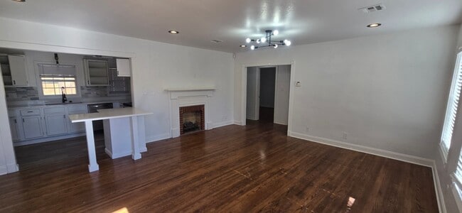 Building Photo - 3409 Riverside Dr