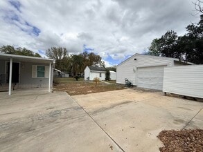 Building Photo - Large and Spacious 2/2 on near half acre NO HOA!
