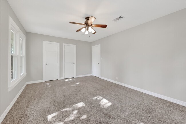 Building Photo - 729 Loggins Dr