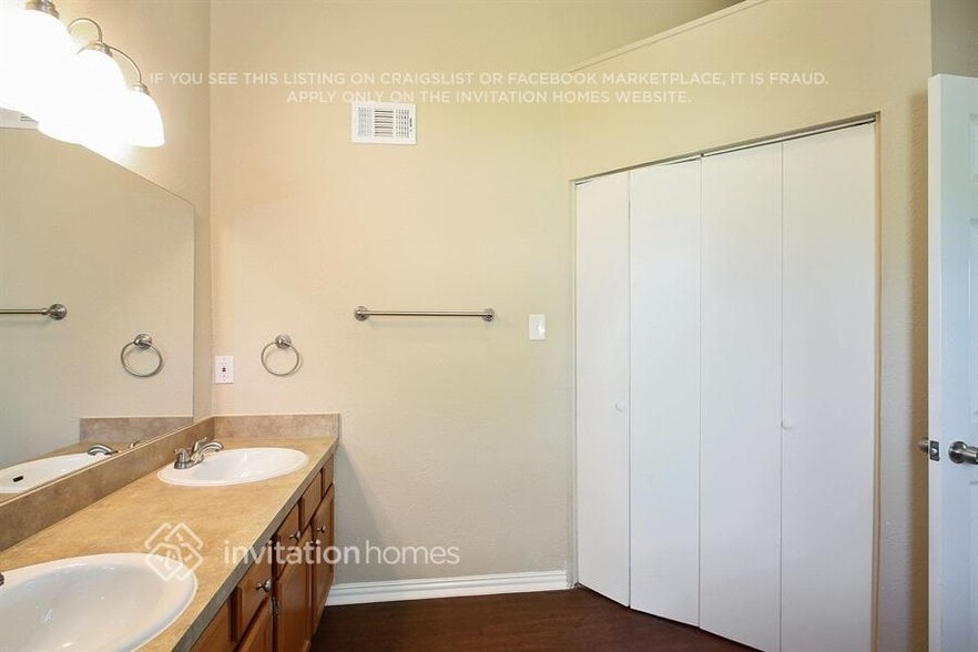 Building Photo - 4800 Hollow Tree Dr
