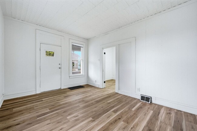 Building Photo - Cozy 3BR with Covered Front Porch