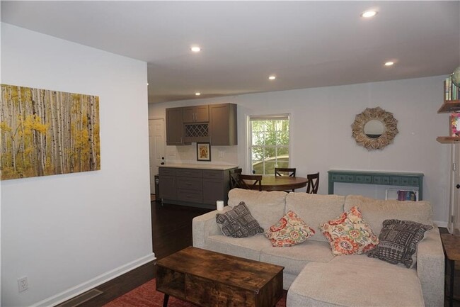 Building Photo - 2163 Lilac Ln