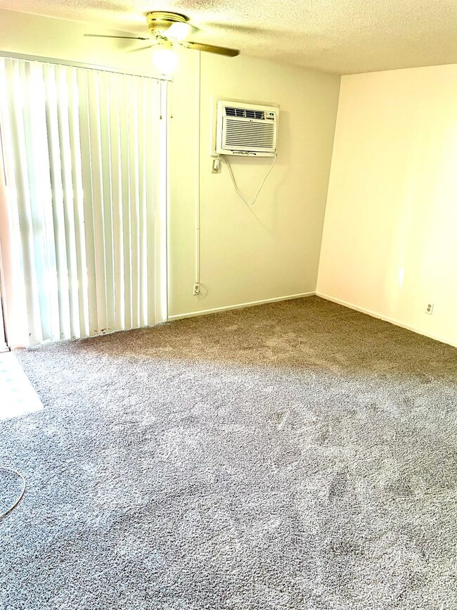 Building Photo - Studio Apartment on Las Vegas Strip - Clos...