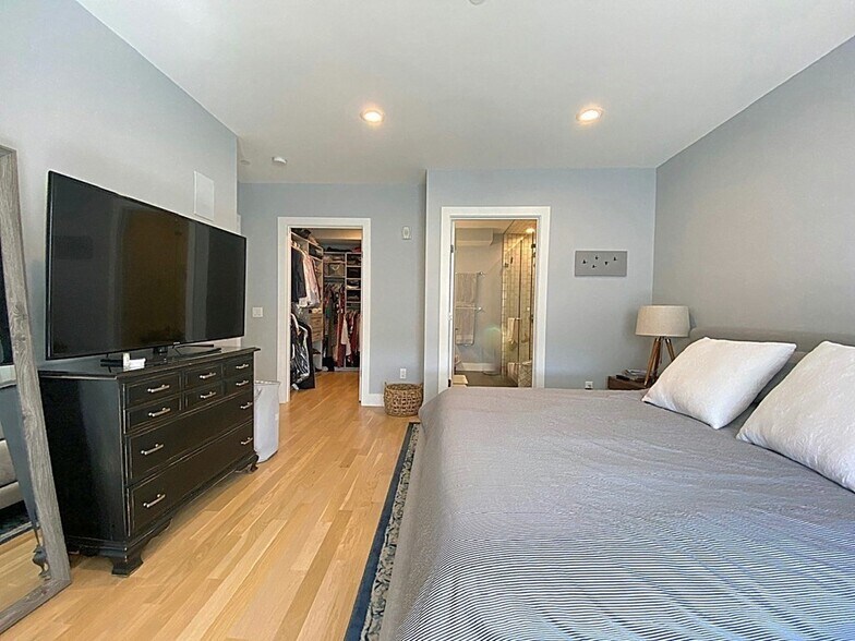 Building Photo - 150 W Broadway