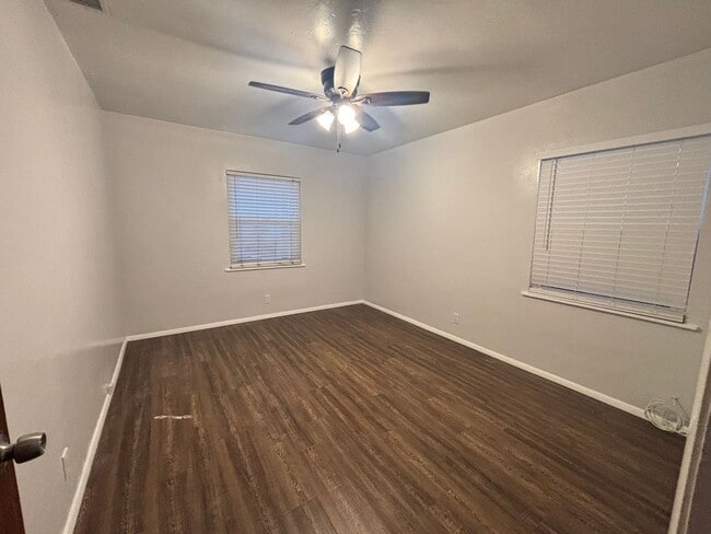 Building Photo - Spacious 3BR 1BA on 5th & I St! Large house w/ yard & 2 car garage!