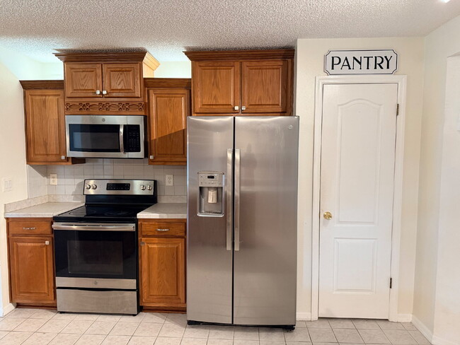 Building Photo - Large Fenced Yard!  Rainbow Woods Home For Rent