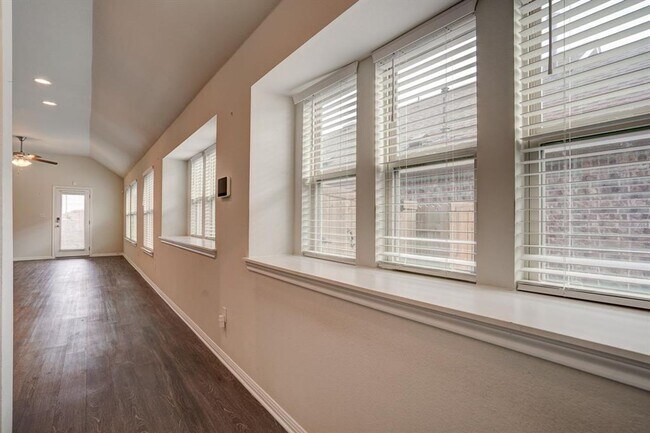 Building Photo - Beautiful 3BR/2BA Home with Island Kitchen...
