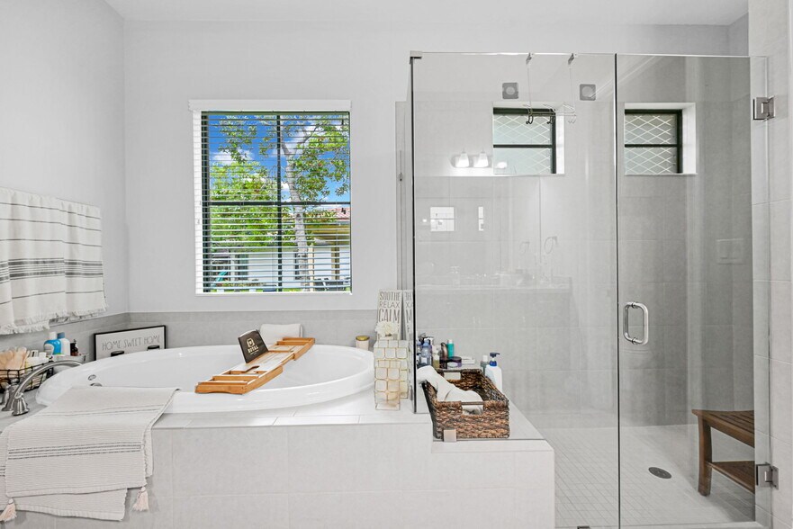 Building Photo - 8855 Watercrest Cir W
