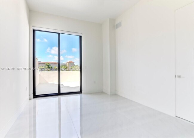 Building Photo - 301 Altara Ave