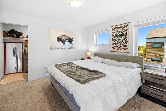 Building Photo - Summit Units: 2 Bedrooms 2 Bathrooms