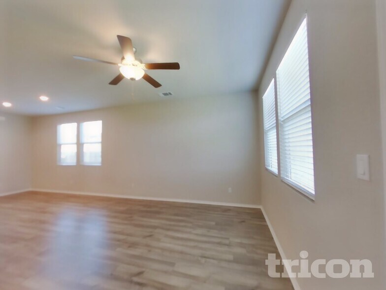 Building Photo - 5200 Saddle Clb Dr