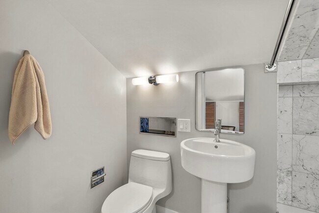 Building Photo - 20 Follen St