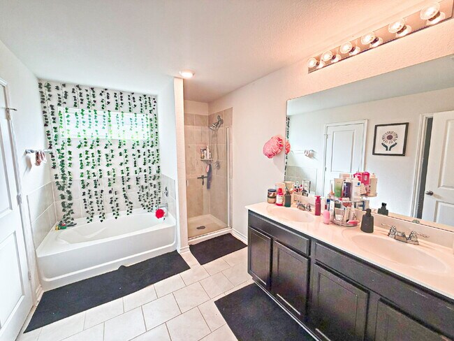 Building Photo - 13138 Whispering Bend, San Antonio, TX 78252