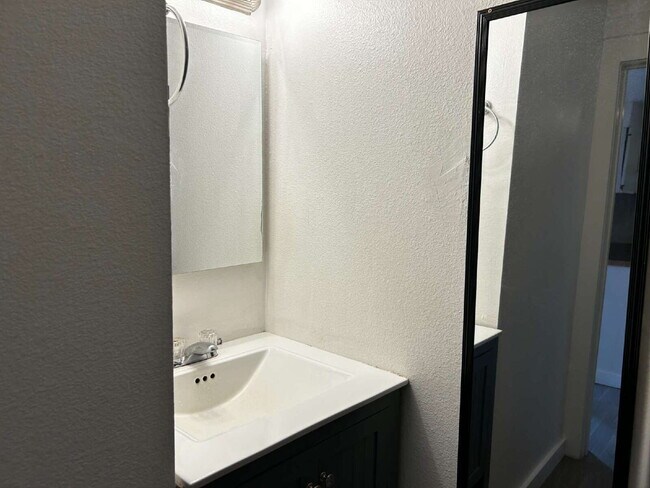 Building Photo - Studio with tiled shower close to downtown, campus, and SEL - Available August 5th