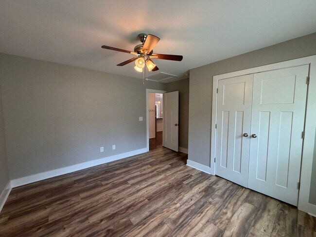 Building Photo - Home in country just minutes from town!