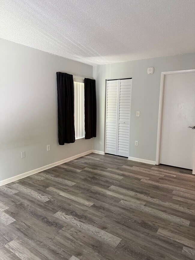 Building Photo - 1372 Pine Ridge Cir E