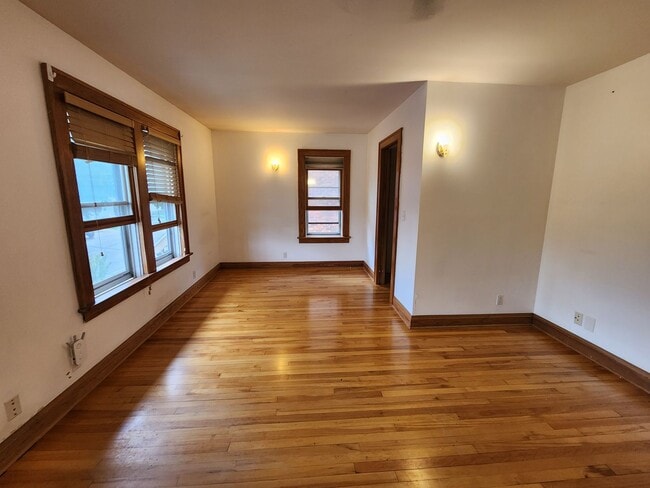Building Photo - Amazing 5 Bedroom 2.5 Bath Home w/ 300sqft...