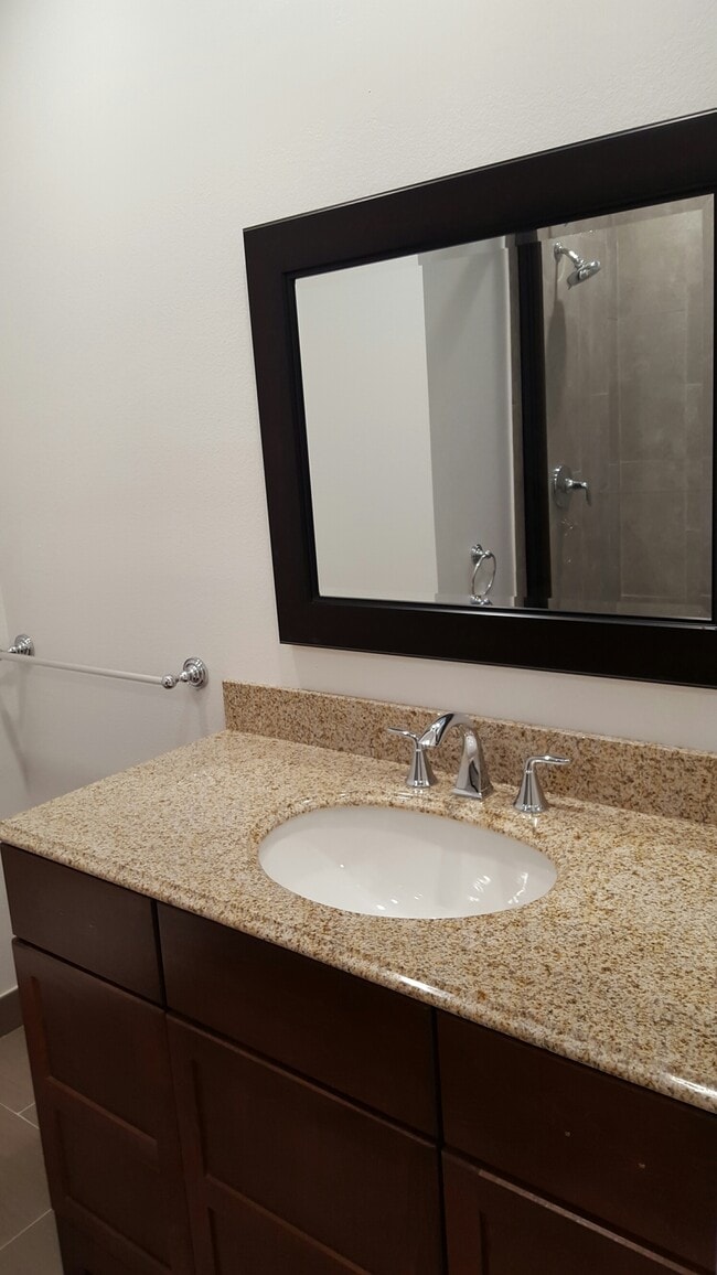 Building Photo - 1830 Kelton Ave