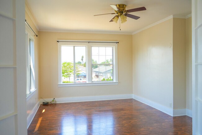 Building Photo - 1353 W 49th St