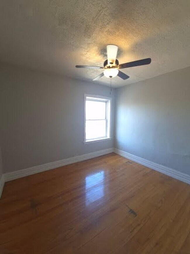 Building Photo - 1432 S Kenneth Ave