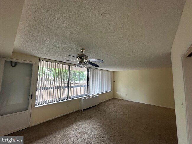 Building Photo - 3705 S George Mason Dr