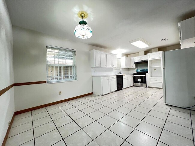 Building Photo - 9210 Meaux Dr