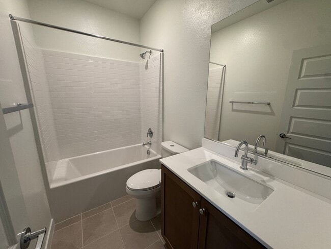 Building Photo - Never-Lived-In, Beautifully Upgraded Three-Story Condo