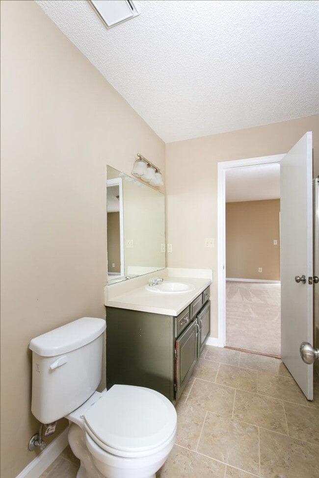 Building Photo - Chic & Spacious Townhome – 3 Beds, 3 Baths, and Modern Charm!