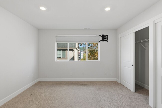 Building Photo - 3 Bedroom, 3.5 Bathroom Cooper Mountain Townhouse